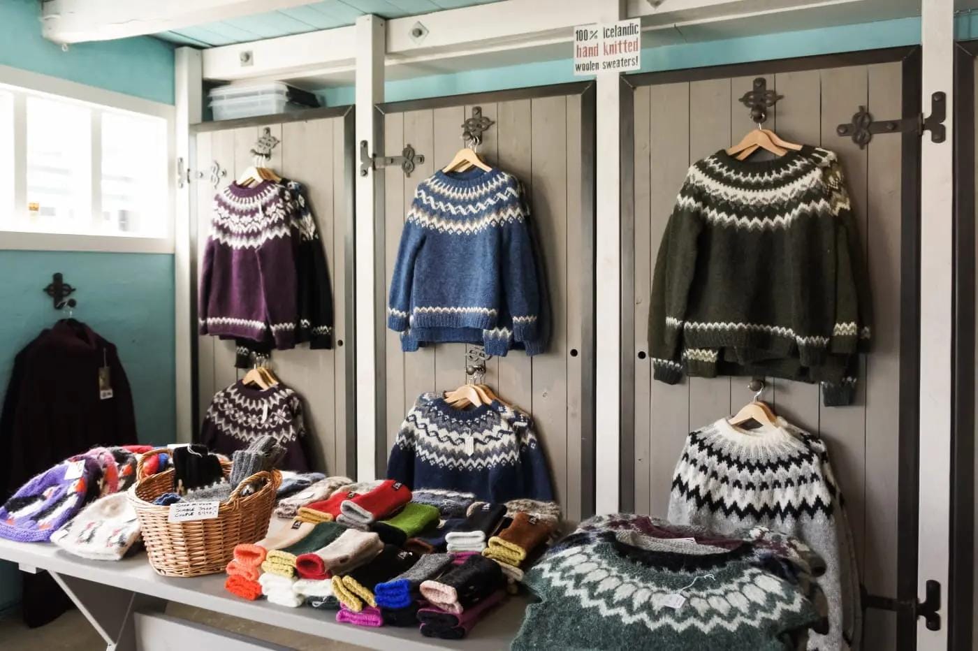 Island-Laden mit bunten handgestrickten Wollpullis und gestrickten Accessoires.