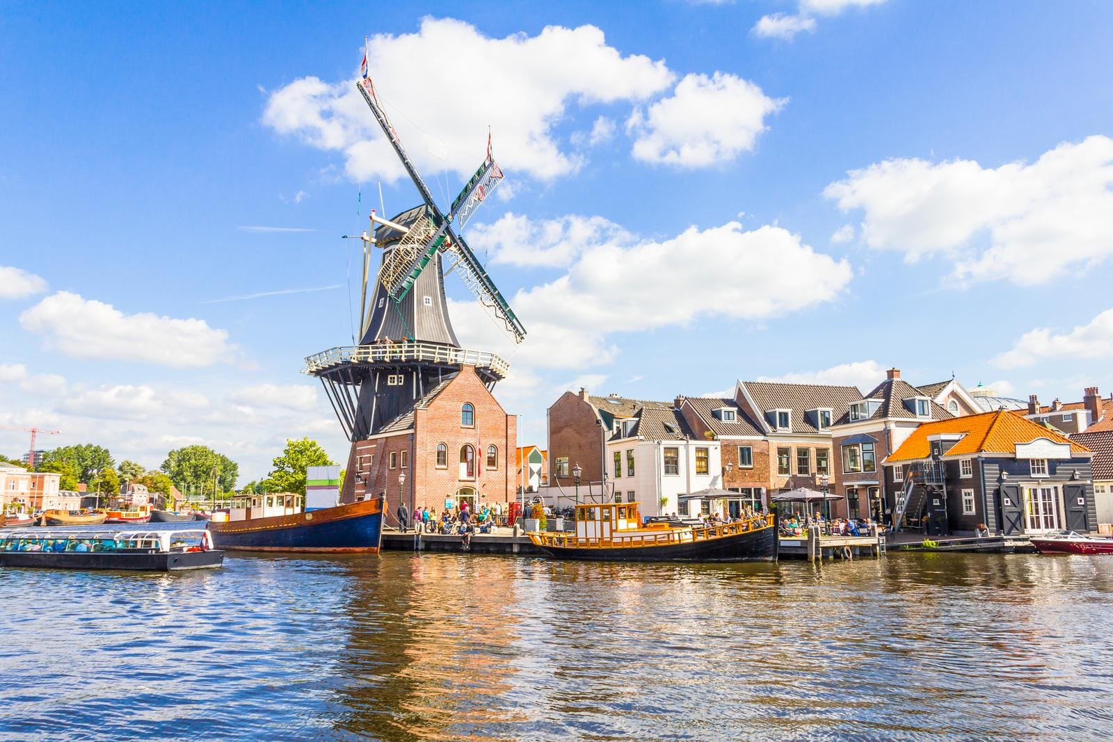 Windmühle an einem sonnigen Tag am Wasser in Haarlem, Niederlande.