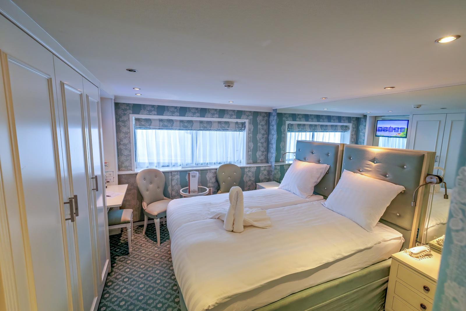 Komfortables Hotelzimmer auf einem Kreuzfahrtschiff, perfekt für Erholung in der Ferne.