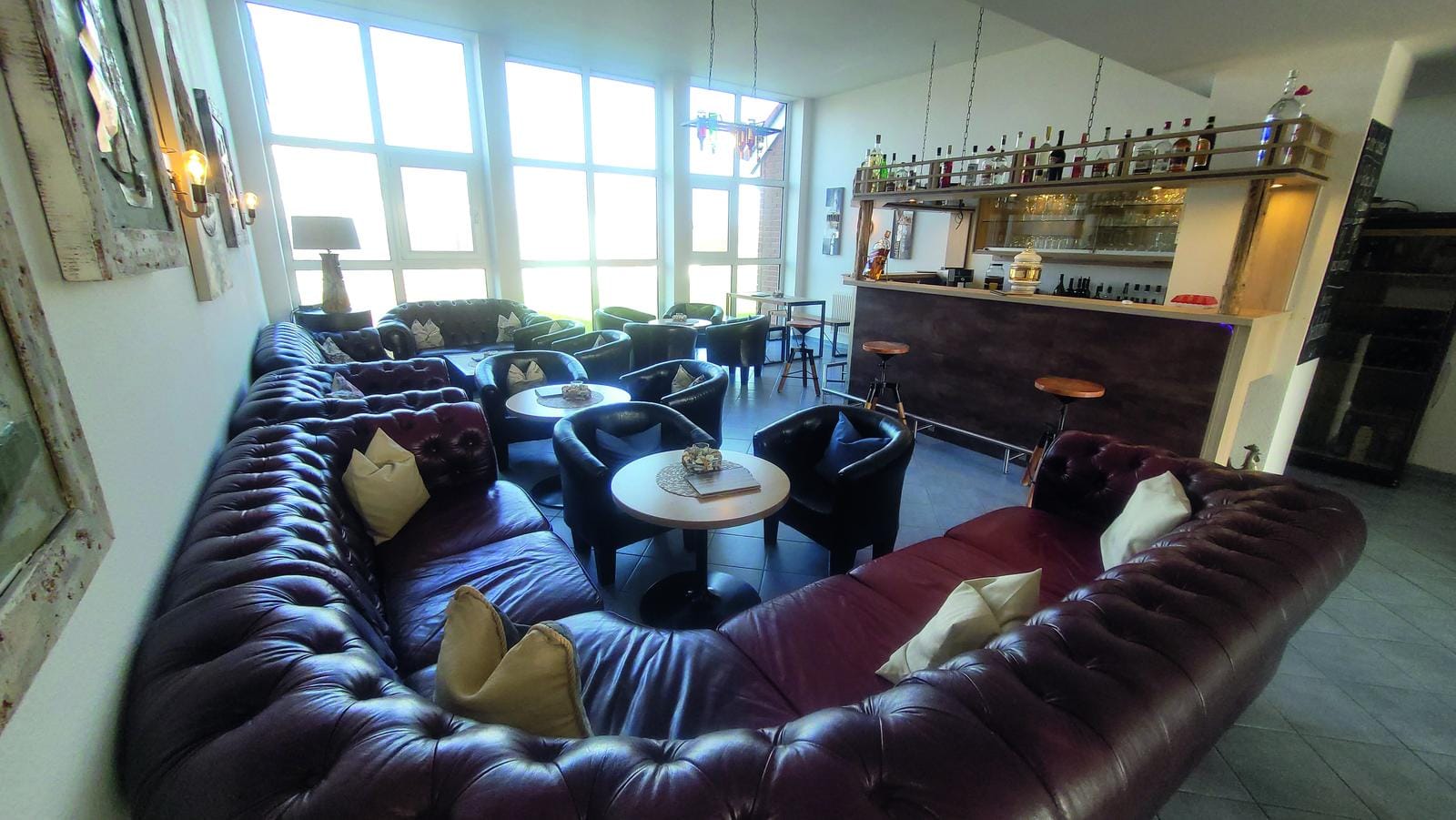 Gemütliche Bar im Hotel mit schickem Interieur, perfekt für Entspannung