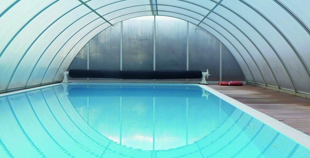 Überdachtes Schwimmbad