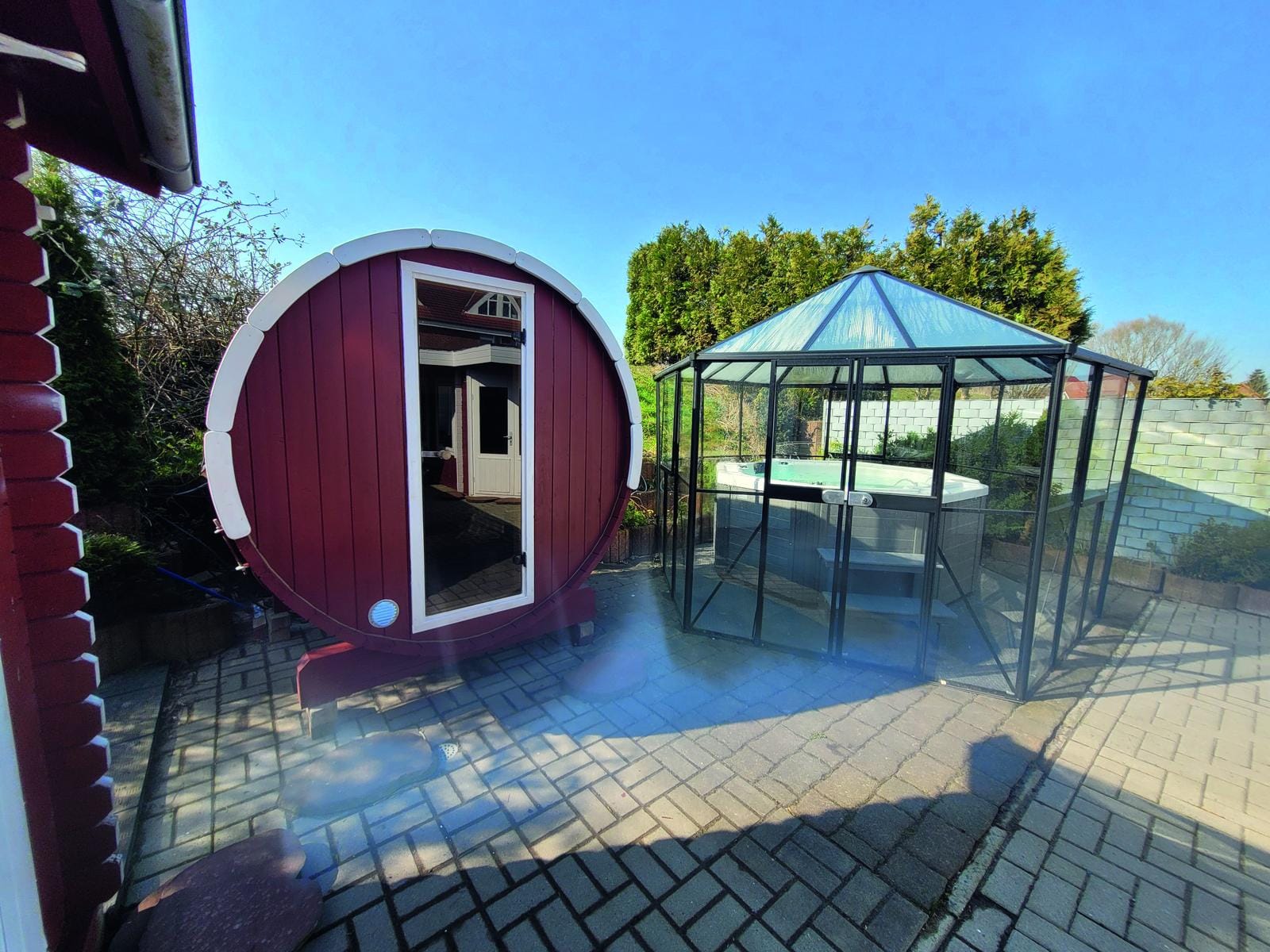 Gemütliche Wellness-Oase mit Fasssauna und Jacuzzi unter Glasdach