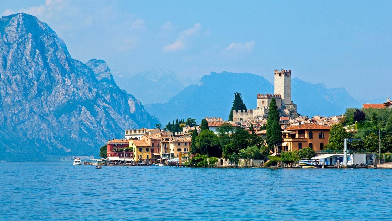 Italien, Malcesine, Gardasee mit Burg vor Bergkulisse.