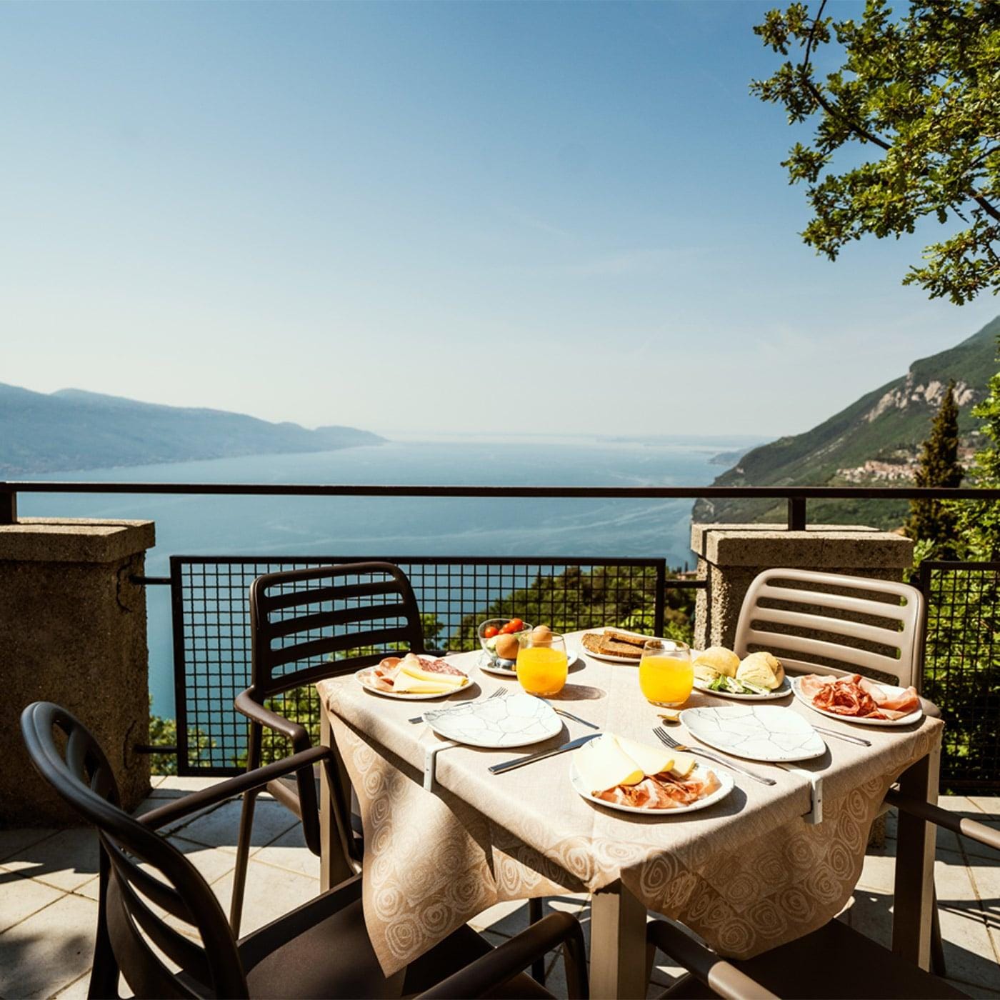 Hotel La Rotonda - Brunch auf Terasse mit Blick auf den Gardasee