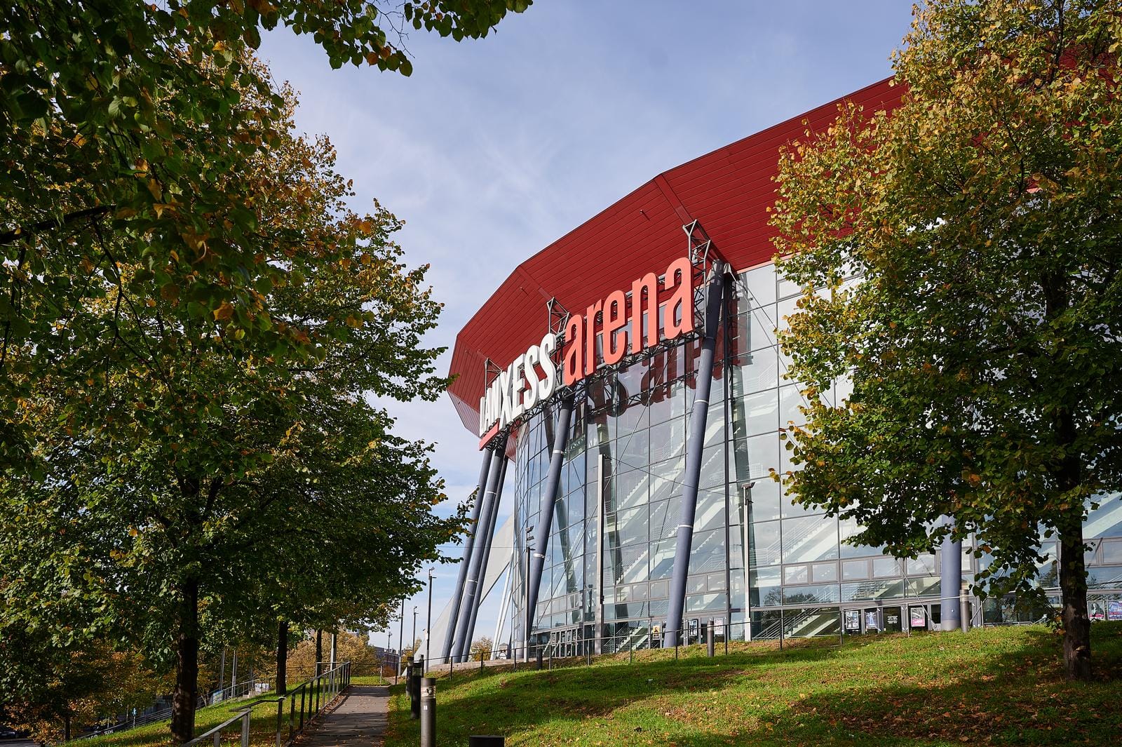 Lanxess Arena in Köln bei sonnigem Wetter.