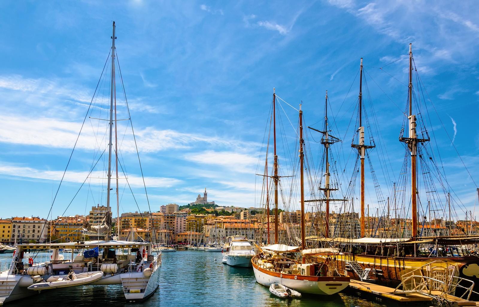 Segelboote im alten Hafen von Marseille, Frankreich, unter klarem blauem Himmel.