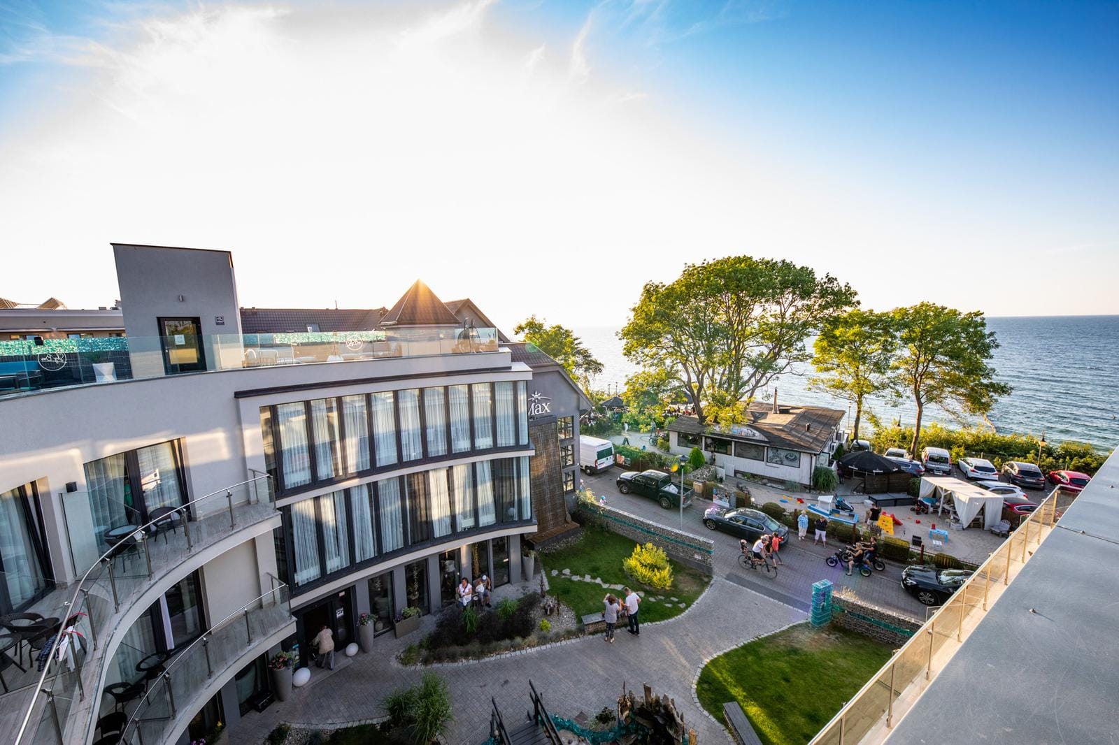 Modernes Hotel direkt am Meer mit Balkon, Meerblick, sommerlicher Atmosphäre.