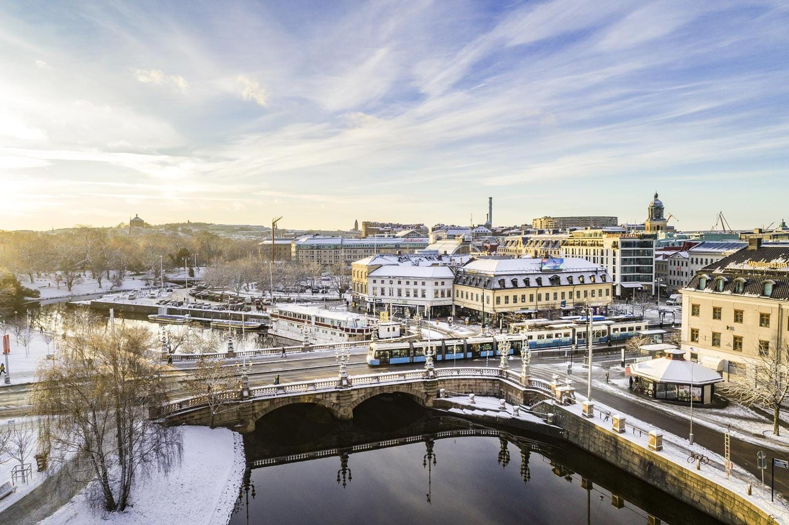 Verschneite Stadtansicht mit Brücke, vermutlich Göteborg, Schweden. Winterlich und malerisch.