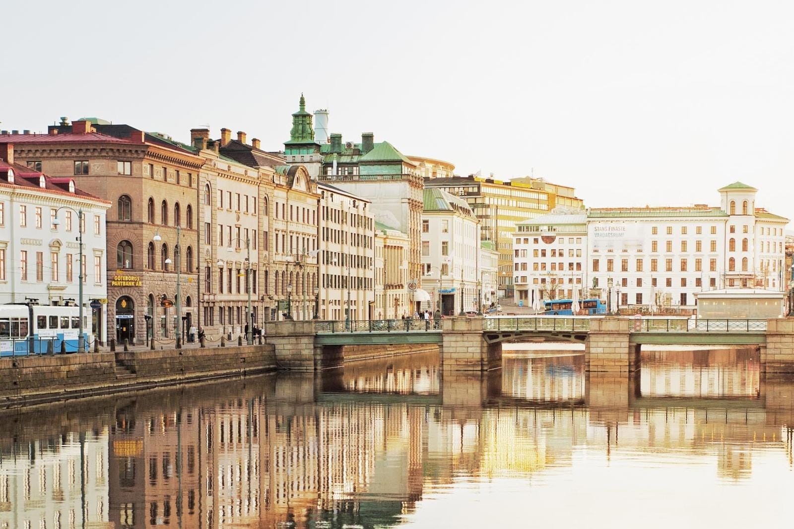 Blick auf malerische Kanäle und historische Gebäude in Göteborg, Schweden bei Sonnenuntergang.
