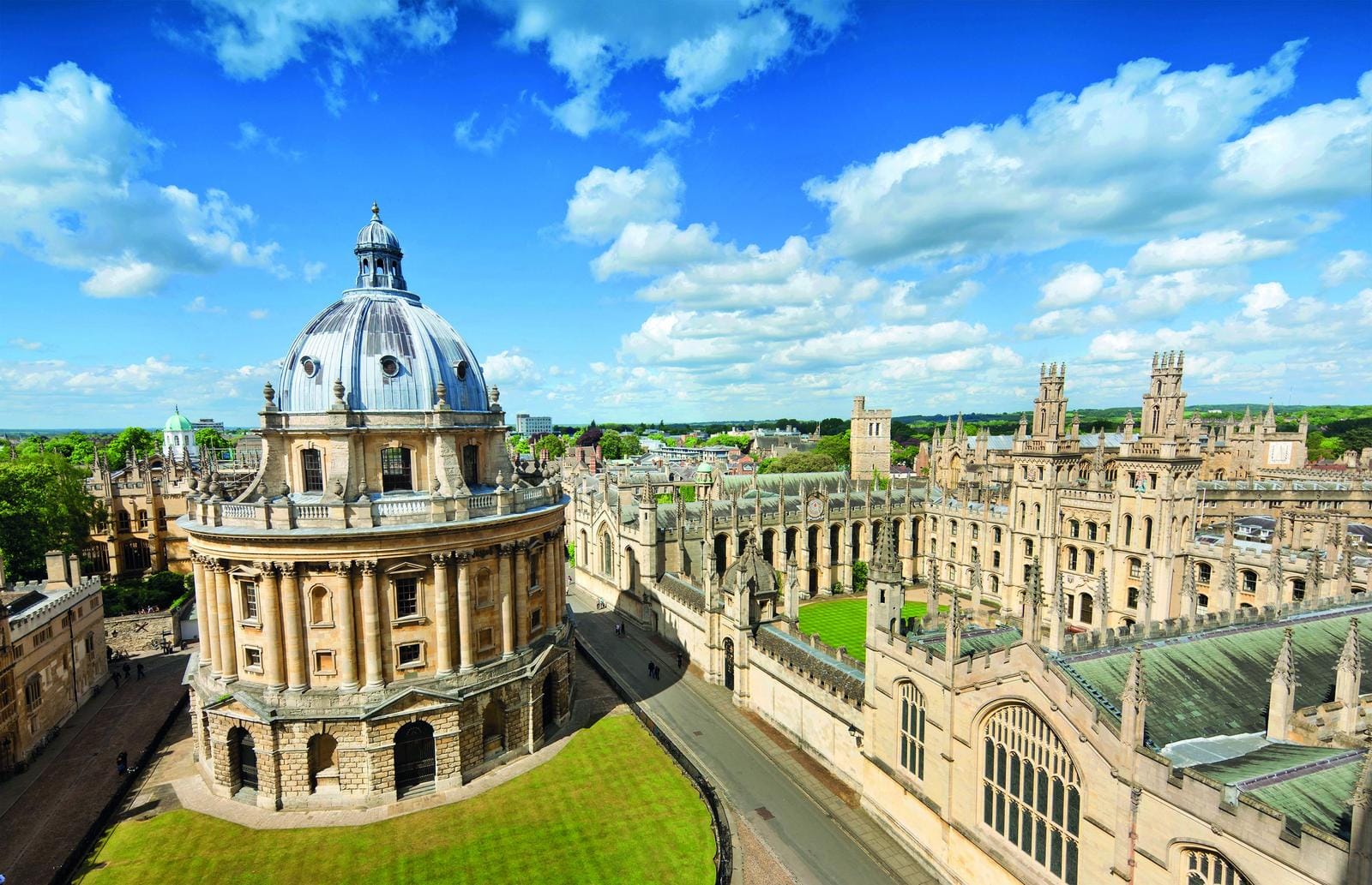 Historische Architektur in Oxford, England, strahlender Himmel, perfekte Urlaubsstimmung.