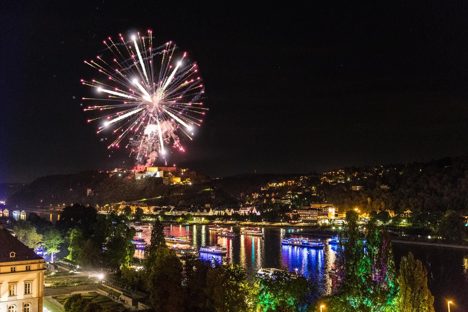 Lichterfest in Koblenz: Feuerwerk über dem Rhein, illuminiert die malerische Stadt bei Nacht.