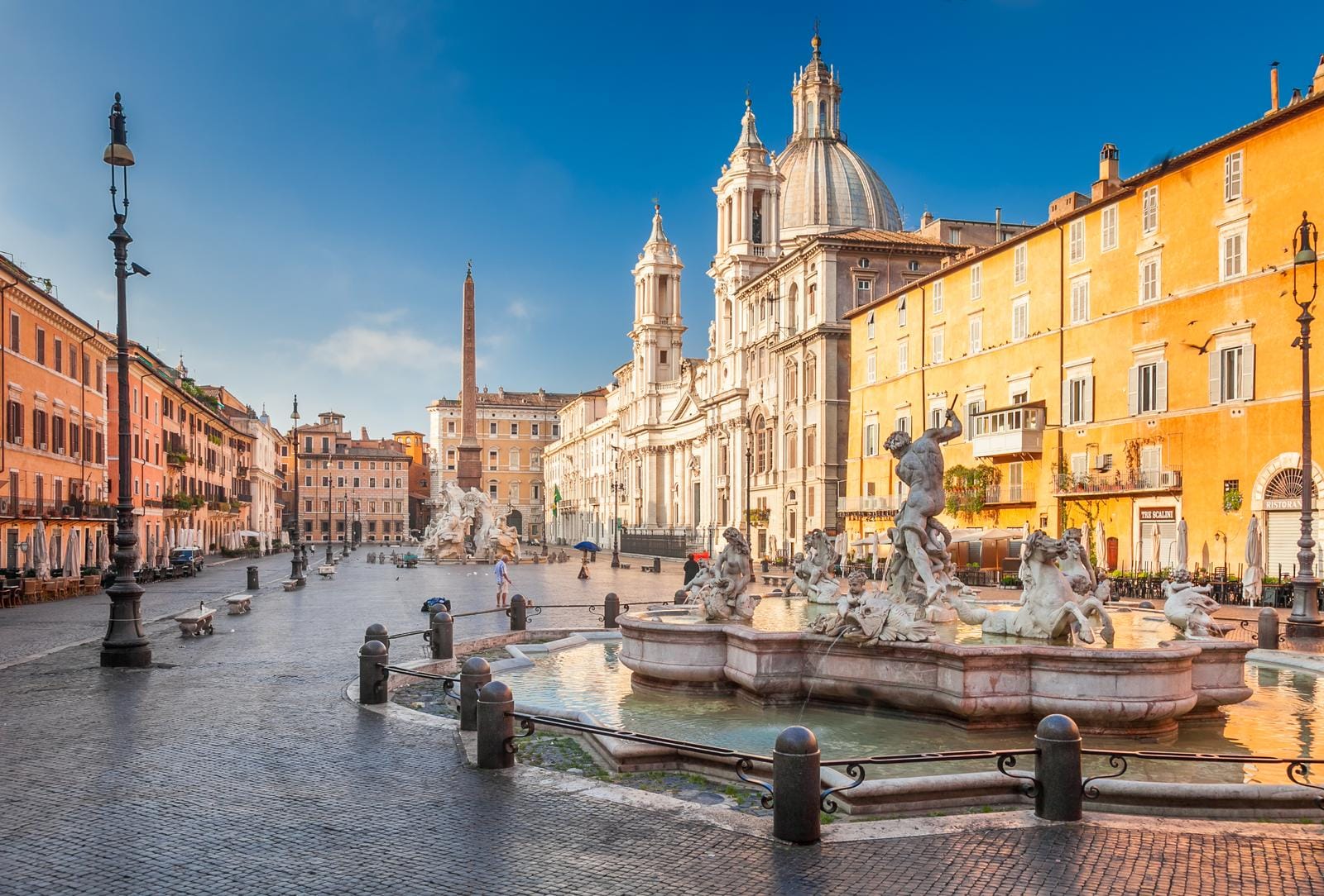 Piazza Navona in Rom, Italien, mit Barockskulpturen und leuchtenden Fassaden.