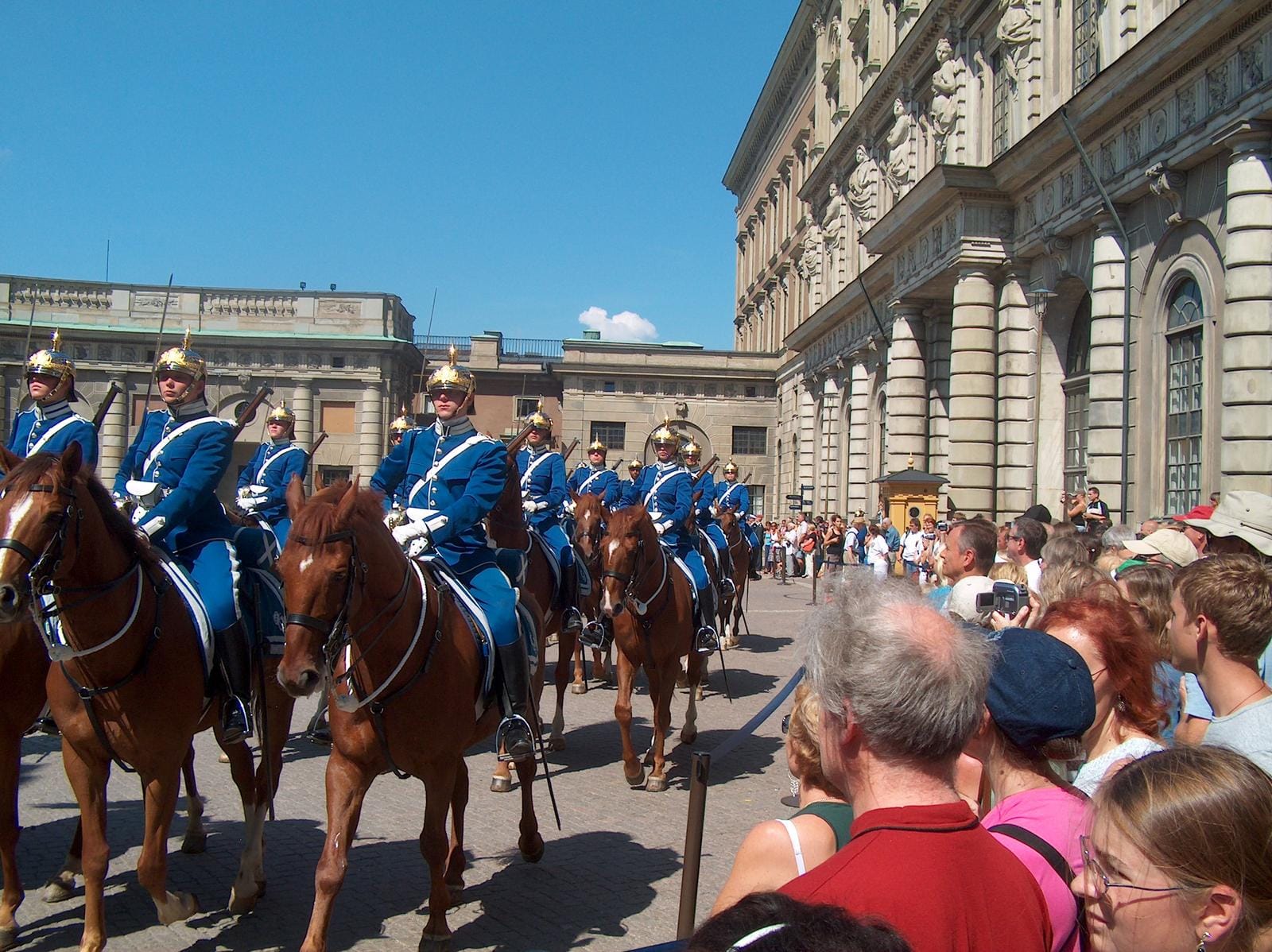 Reitergarde in blauen Uniformen vor dem Königspalast in Stockholm.