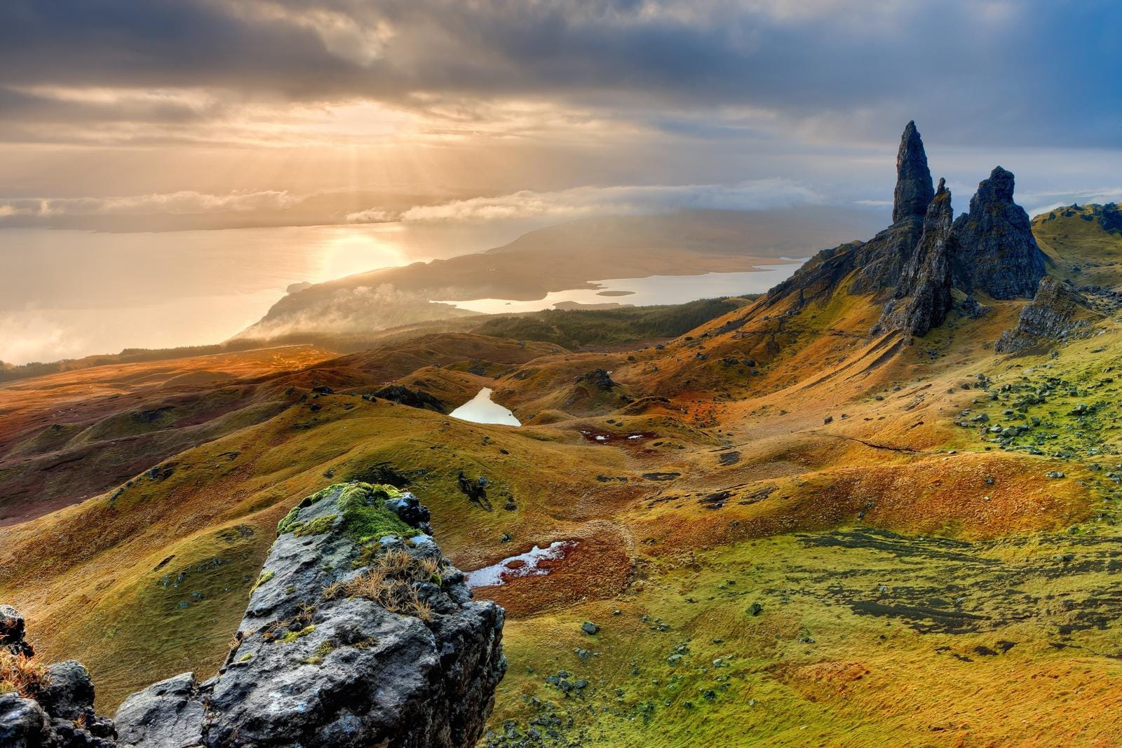 Majestätische Landschaft auf der Isle of Skye, Schottland, mit Sonnenstrahlen und Felsen.
