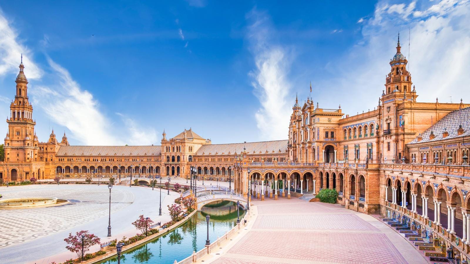 Spanien, Sevilla, Plaza de España, imposante rote Backsteinarchitektur, blauer Himmel.