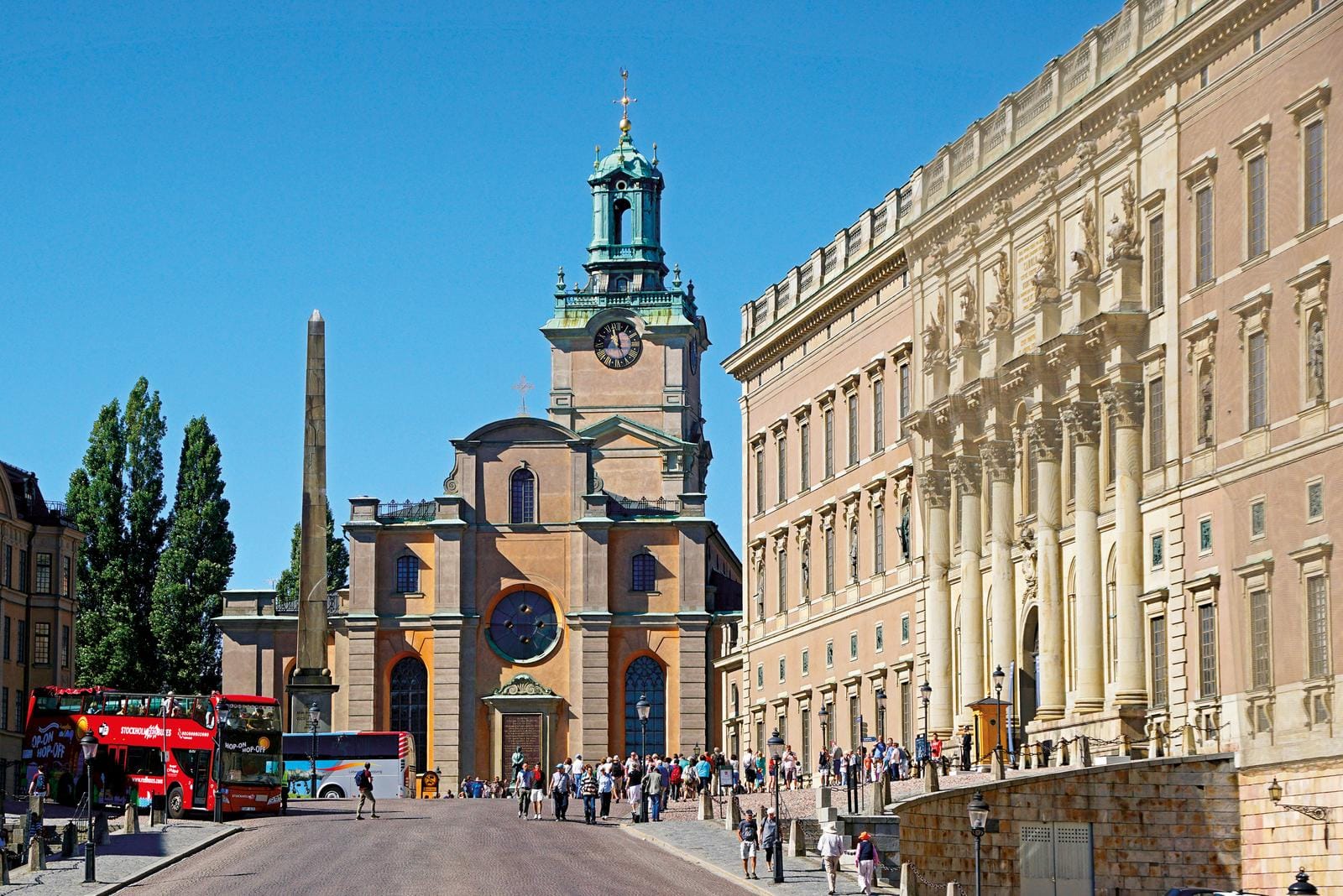 Stockholm, Schweden: Storkyrkan und Königlicher Palast bei blauem Himmel.