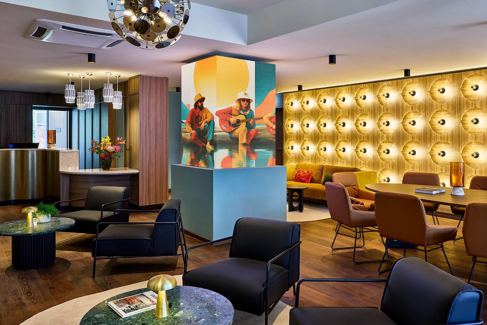 Moderne Hotel-Lobby mit Kunstwand, dunklen Möblen und stilvollen Lichtern.