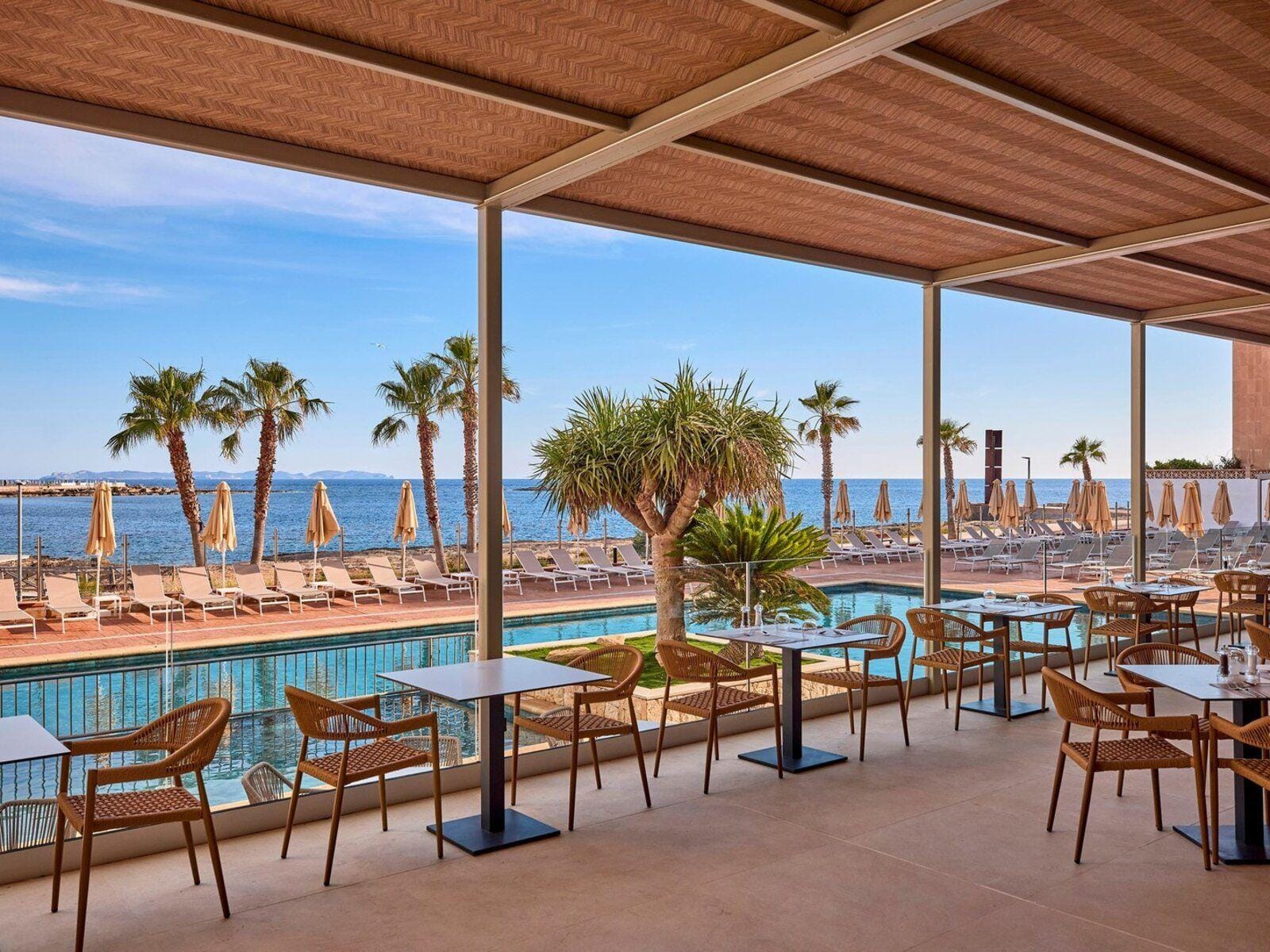 UNIVERSAL Hotel Romantica Restaurant mit Blick auf Pool und Meer