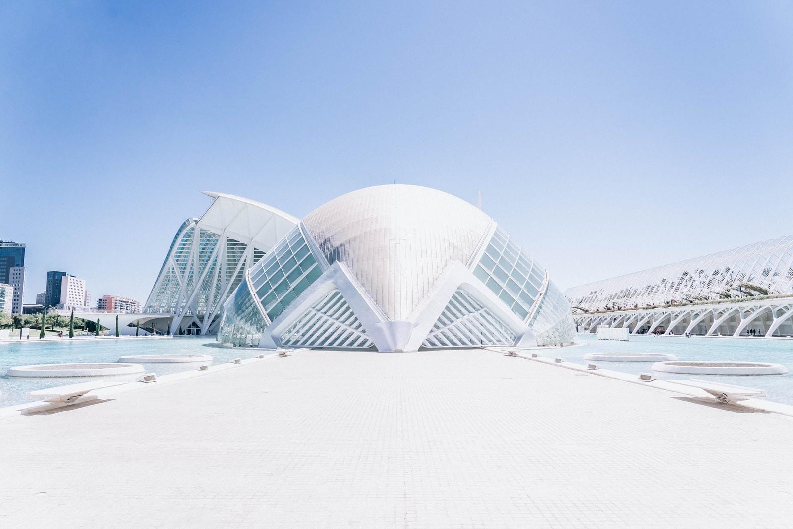 Moderne Architektur in Valencia, Spanien, mit futuristischem Gebäude und blauem Himmel.