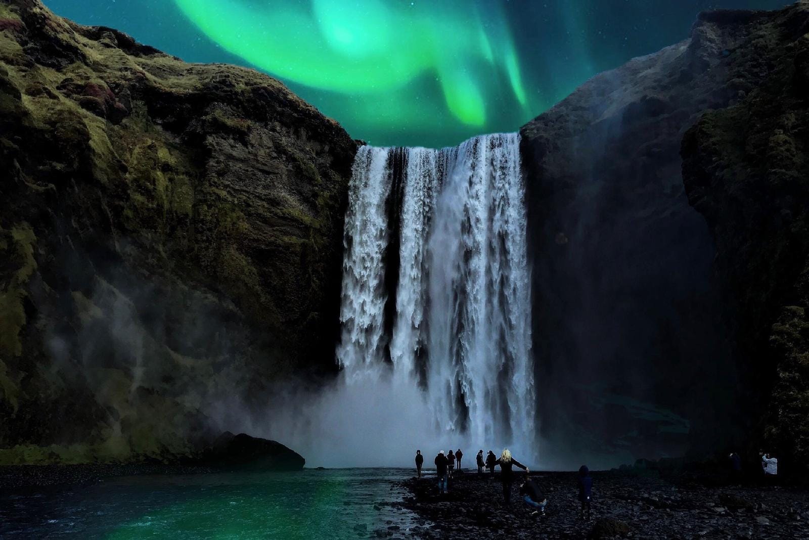 Nordlicht über Skógafoss Wasserfall in Island bei Nacht.