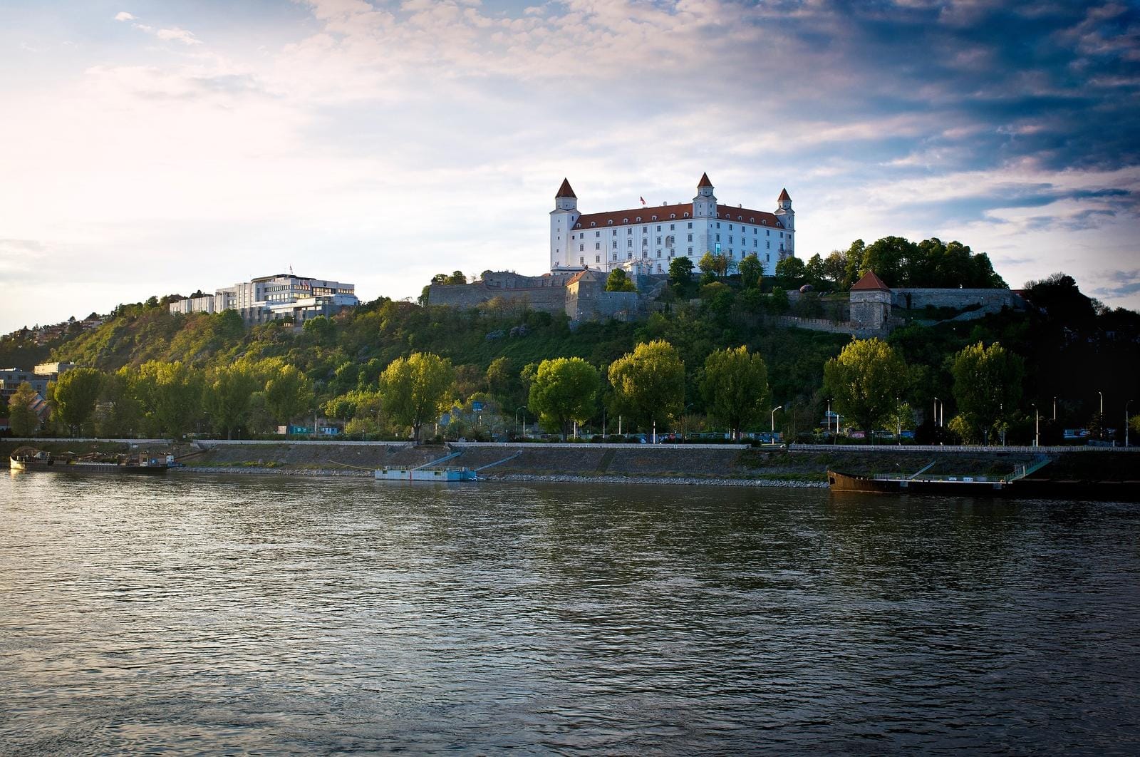 Historische Burg in Bratislava, Slowakei, über dem Fluss im goldenen Abendlicht.