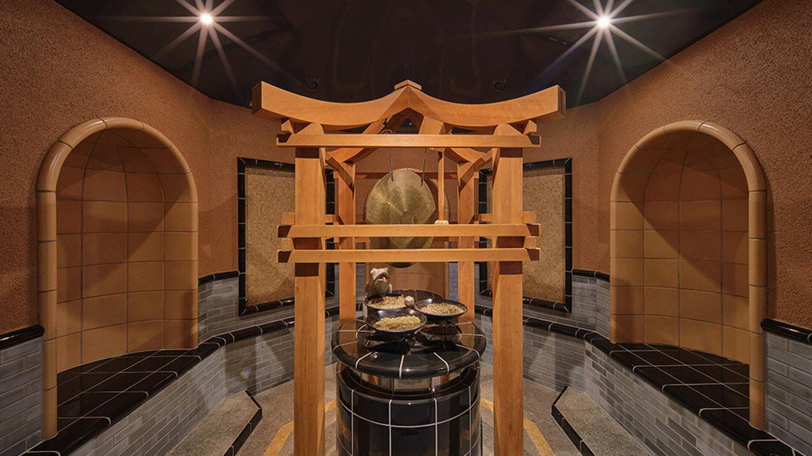Spa-Bereich mit Zen-Design, hölzernes Tor, warme Beleuchtung, meditative Atmosphäre.