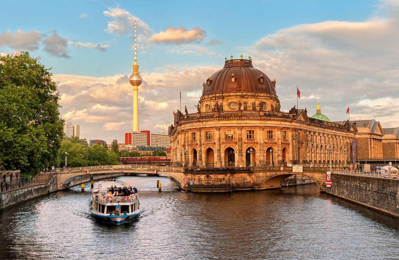 Bode-Museum und Berliner Fernsehturm bei Sonnenuntergang, historische Architektur, Fluss.