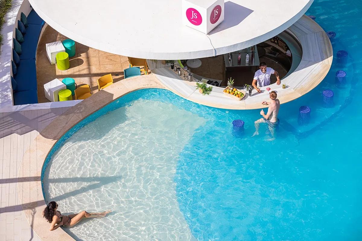 Poolbar mit bunten Sitzmöbeln und entspannter Atmosphäre im modernen Hotel.