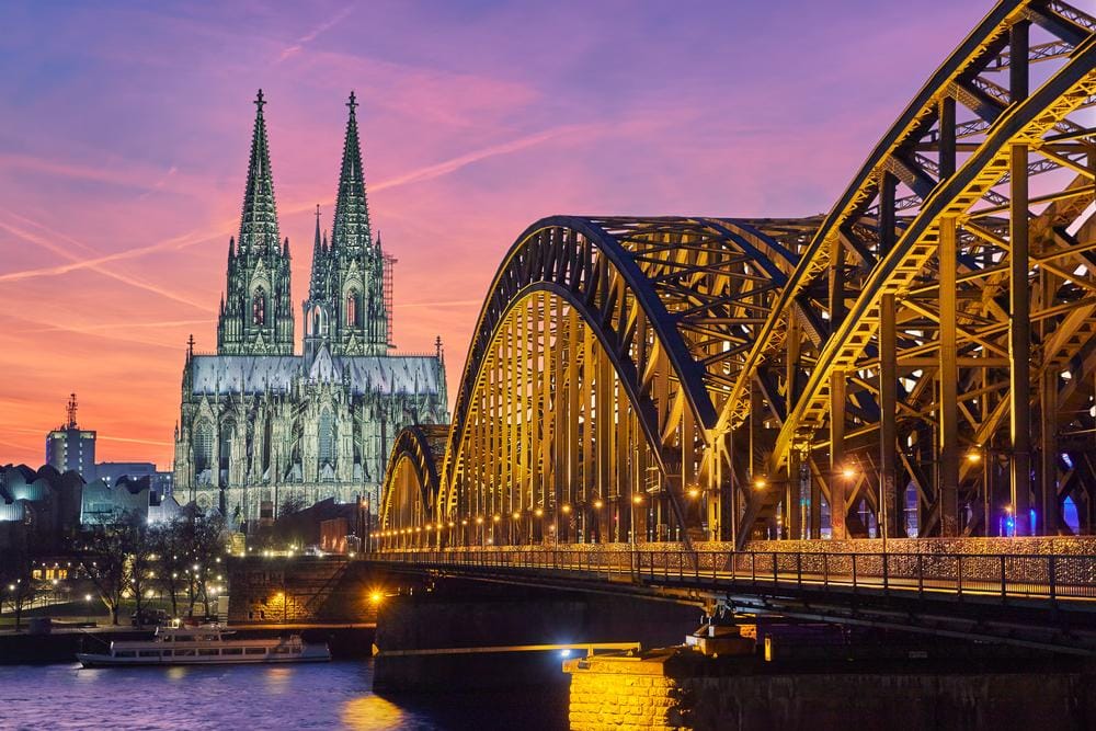 Kölner Dom und Hohenzollernbrücke bei Sonnenuntergang, Köln, Deutschland.