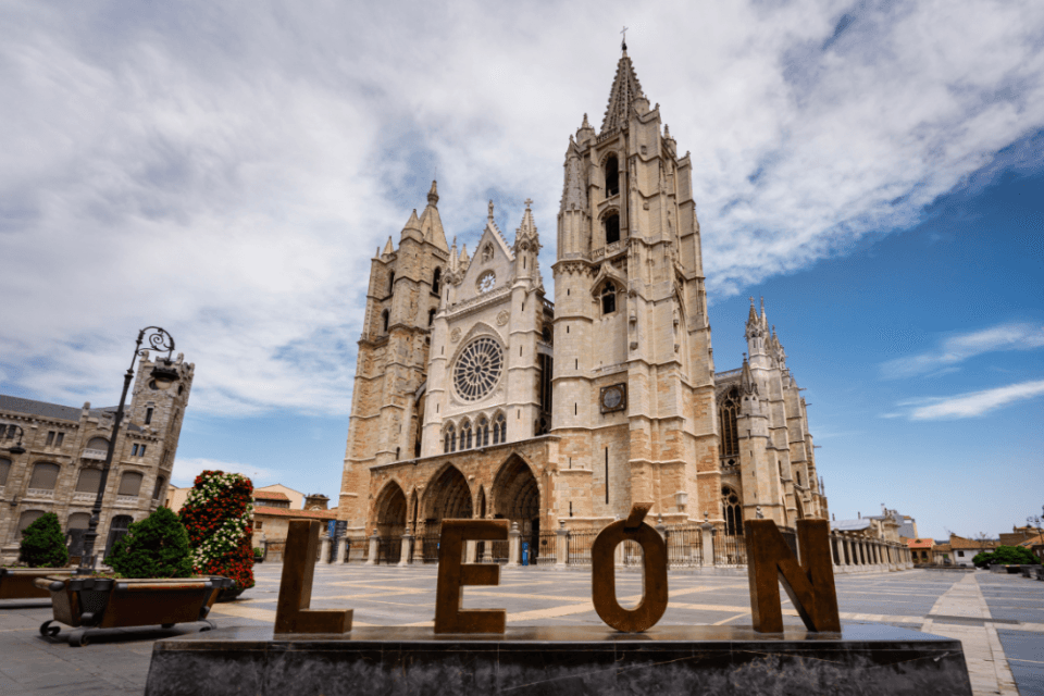 Kathedrale von León, Spanien, vor blauem Himmel, mit dekorativen Buchstaben "LEÓN".