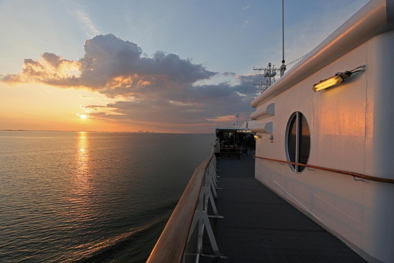 Sonnenuntergang auf einem Kreuzfahrtschiff im Nordsee nahe der deutschen Küste.