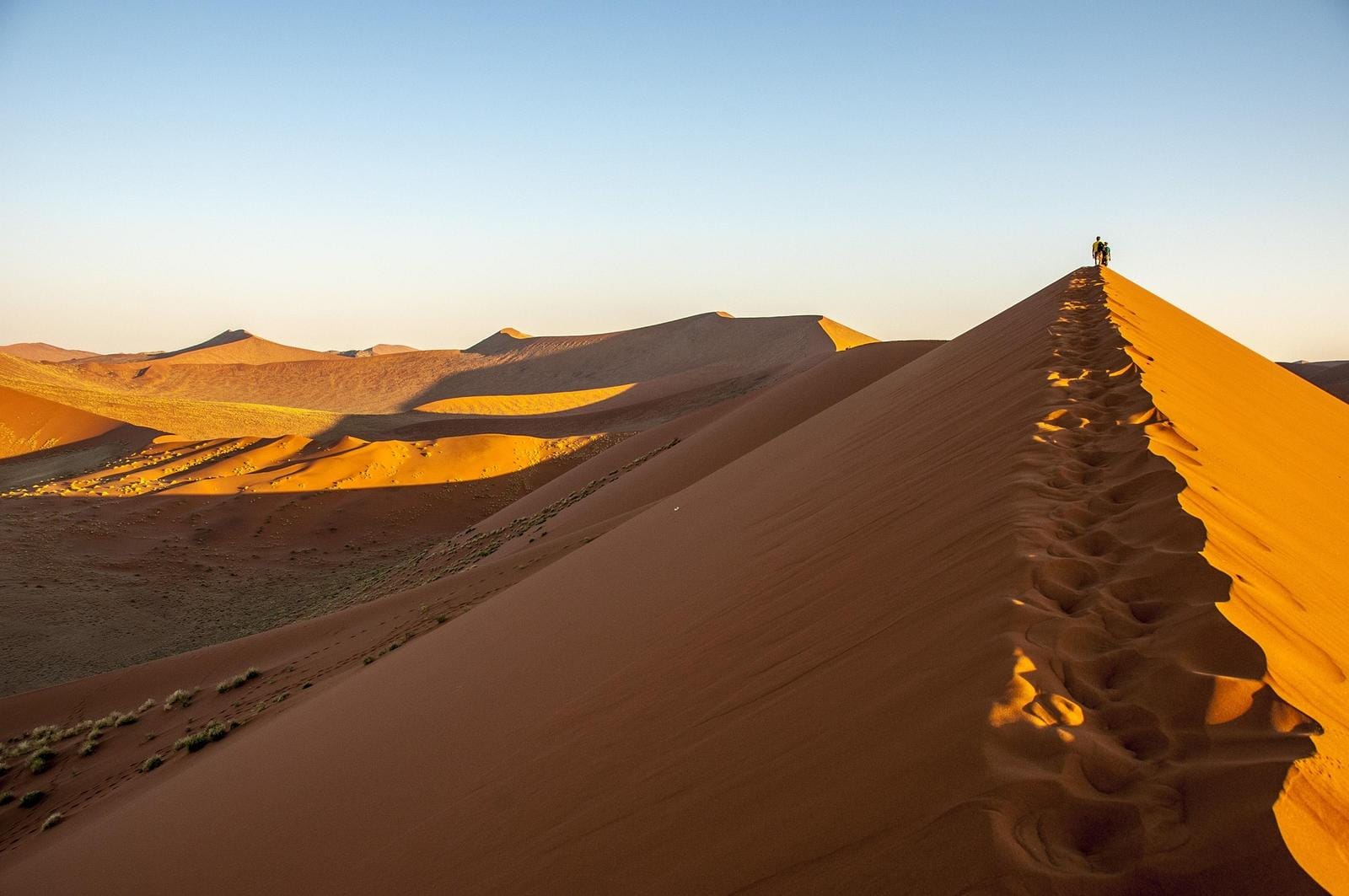 Sanddünen Namib-Wüste, Namibia, unter blauem Himmel bei Sonnenuntergang.