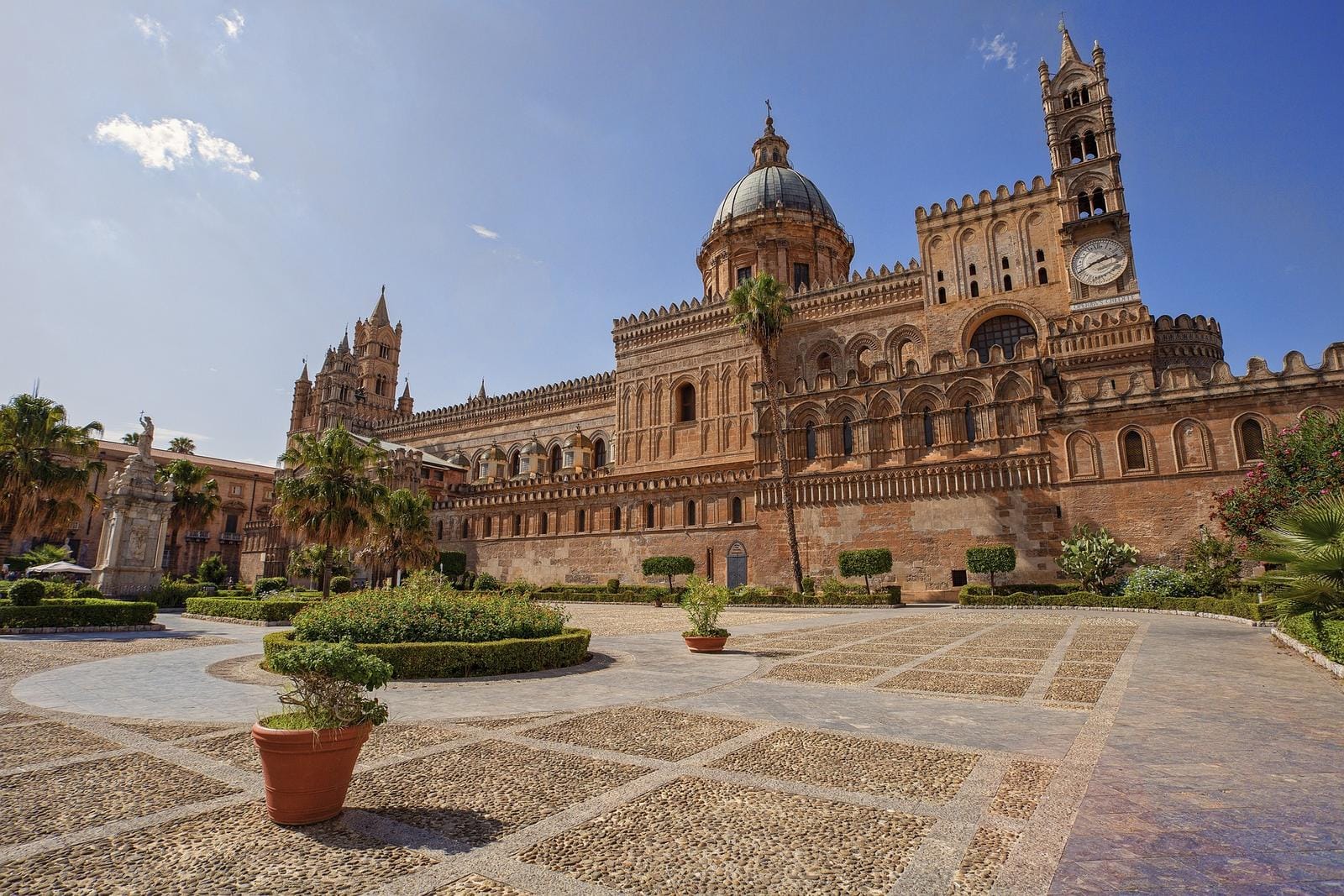 Kathedrale von Palermo, Sizilien, Italien, bei sonnigem Himmel, mit Garten im Vordergrund.