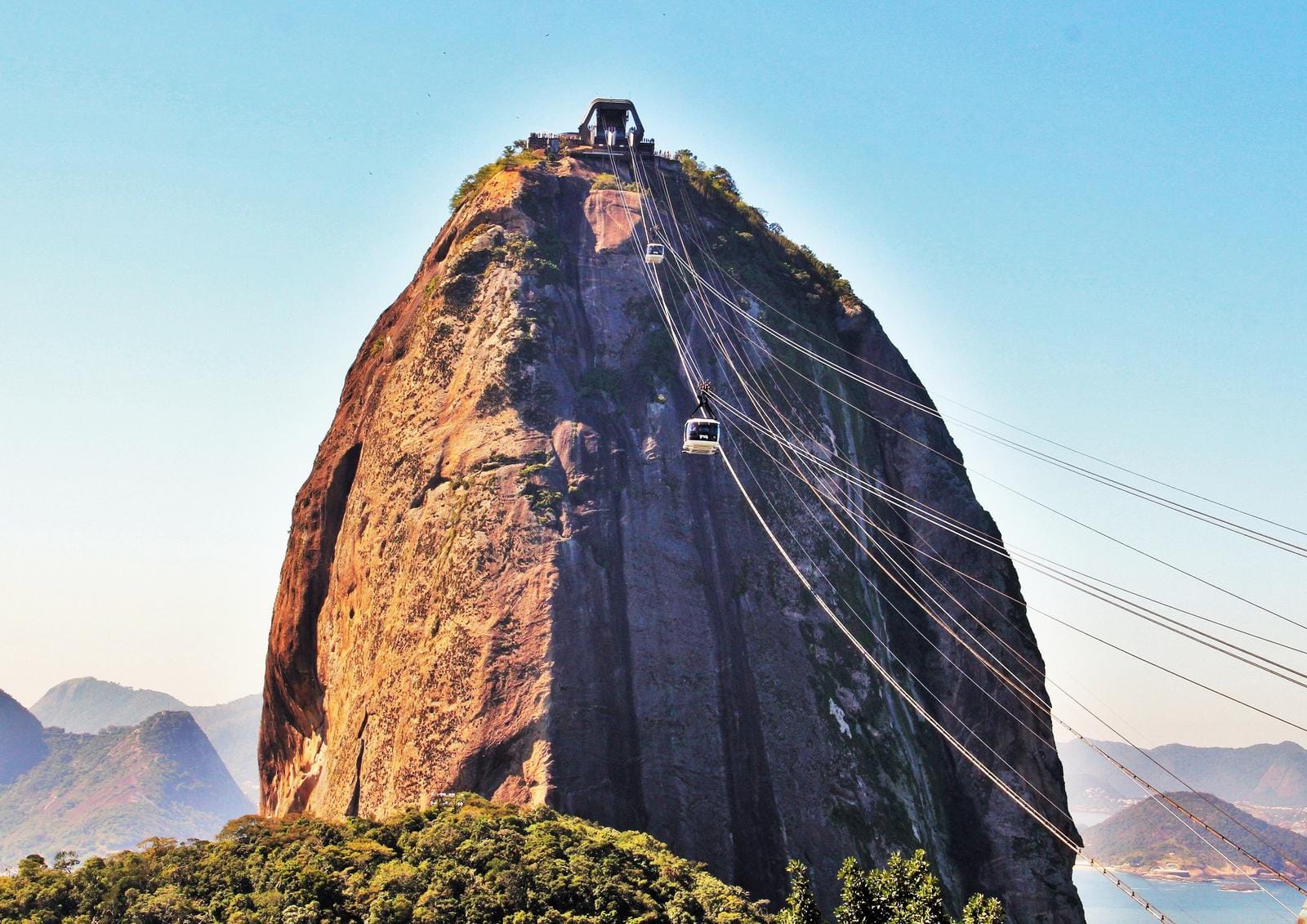 Der Zuckerhut in Rio de Janeiro, Brasilien mit Seilbahn und blauem Himmel.