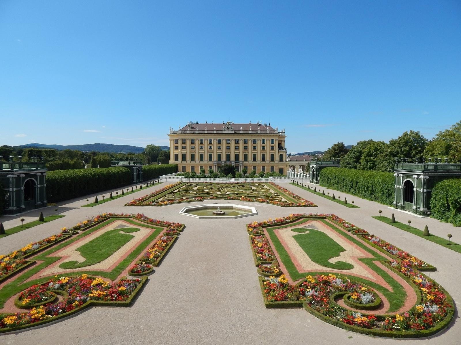 Schloss Schönbrunn in Wien, Österreich, mit prachtvollen Gärten und barocker Architektur.