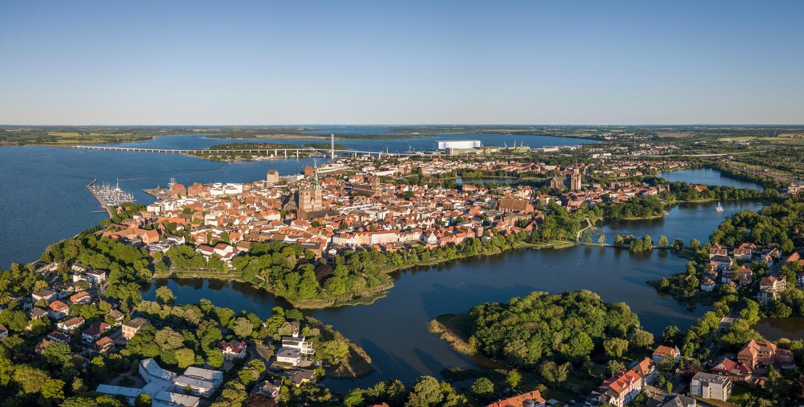 Luftaufnahme von Stralsund, Deutschland, mit historischem Stadtkern und umgebenden Gewässern.