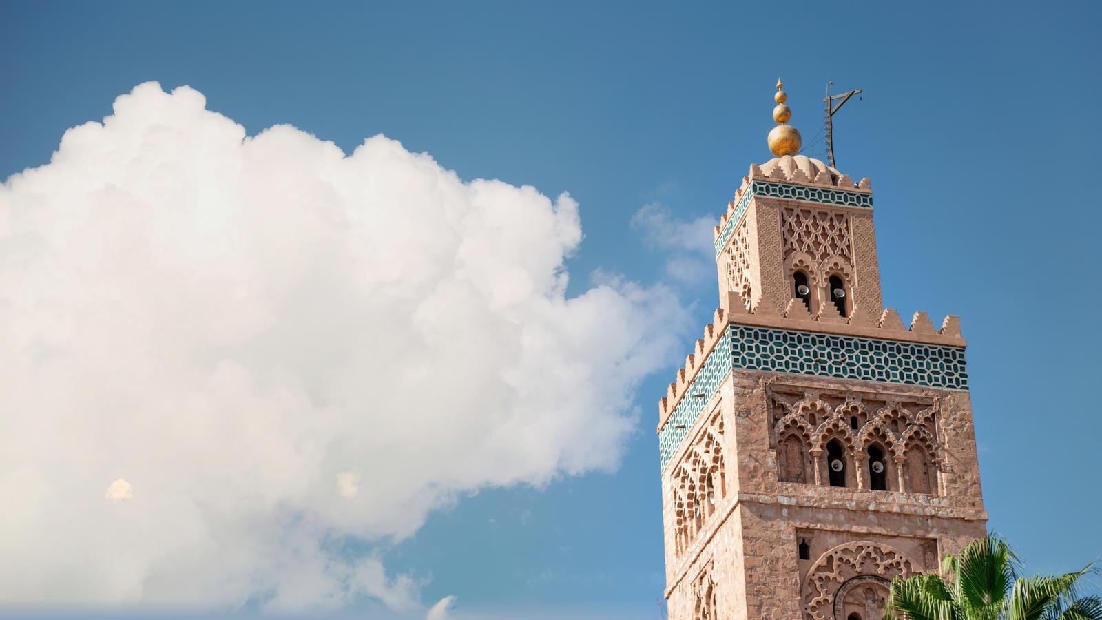 Minarett der Koutoubia-Moschee in Marrakesch, vor blauem Himmel, Marokko.