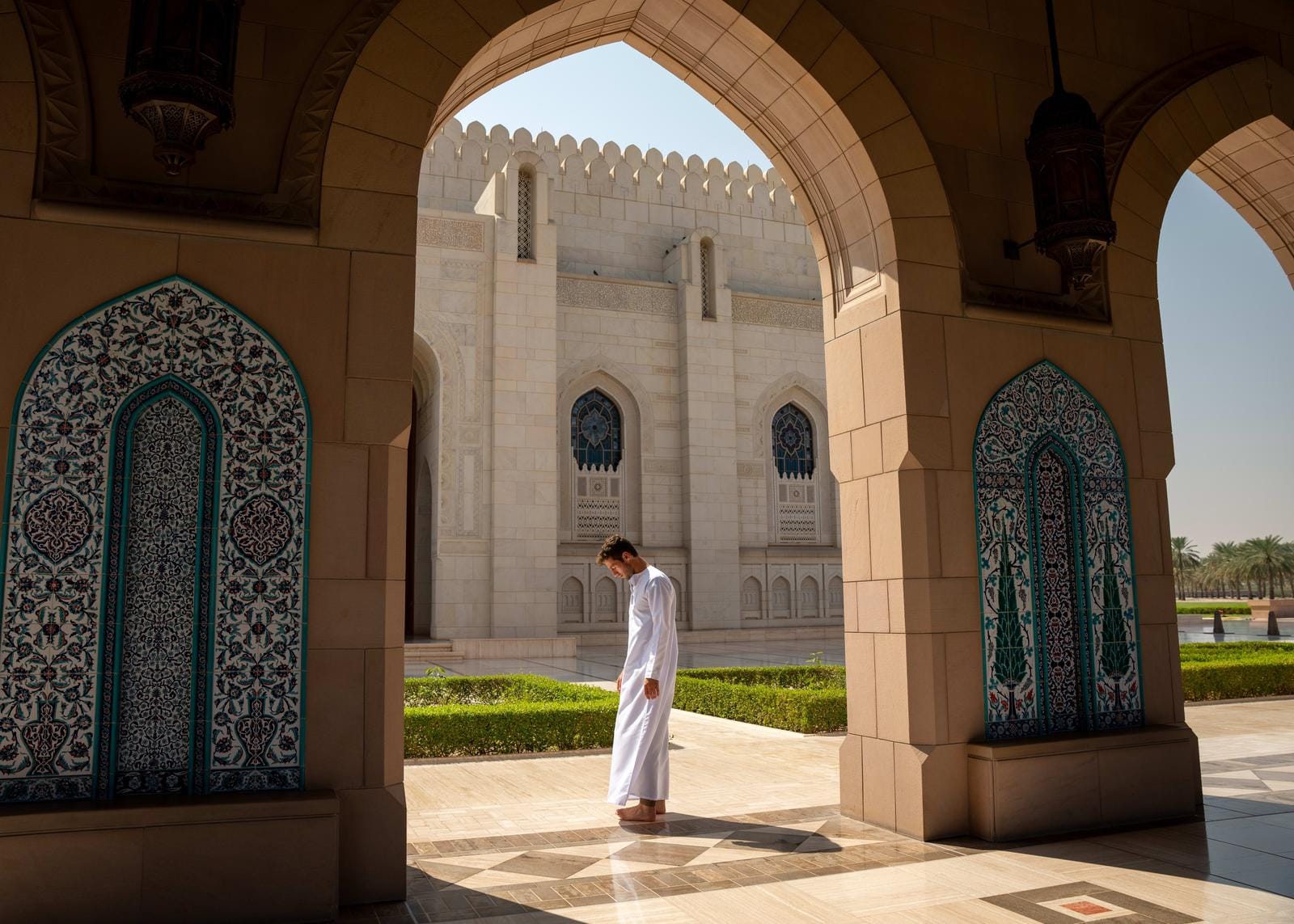 Traditionelle Moschee in Muscat, Oman, mit kunstvollen Bögen und Mosaikfliesen.