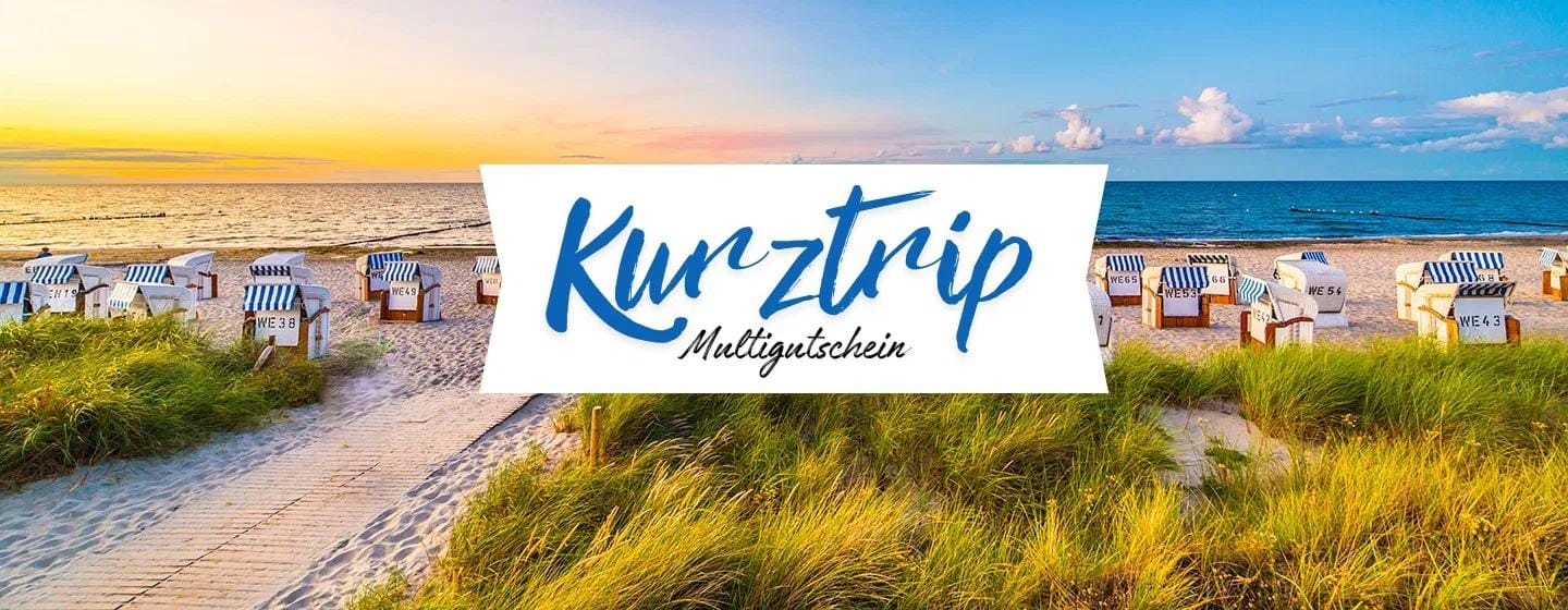 Strandkörbe am Sandstrand bei Sonnenuntergang, Nordsee, entspannte Urlaubsstimmung.