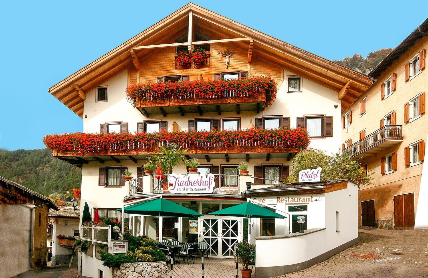 Gemütliches Hotel mit blumengeschmückten Balkonen.