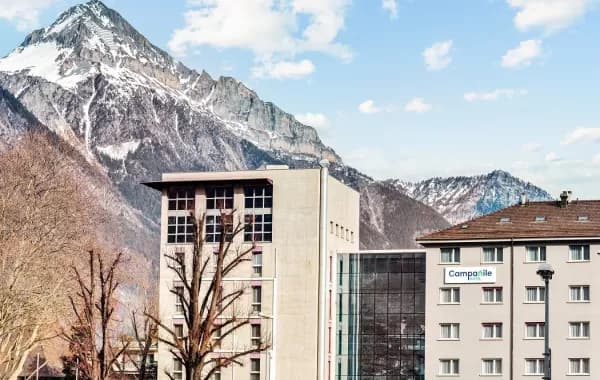 Hotel Schweiz Unterwallis Weinberge Sommer – Hotel Campanile Außenansicht, Martigny