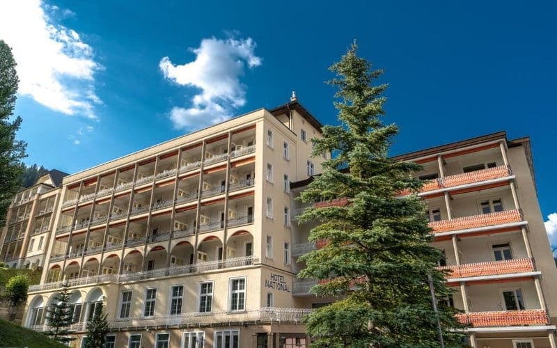 Wanderhotel Schweiz Graubünden Sommer – Hotel National Außenansicht, Davos Platz