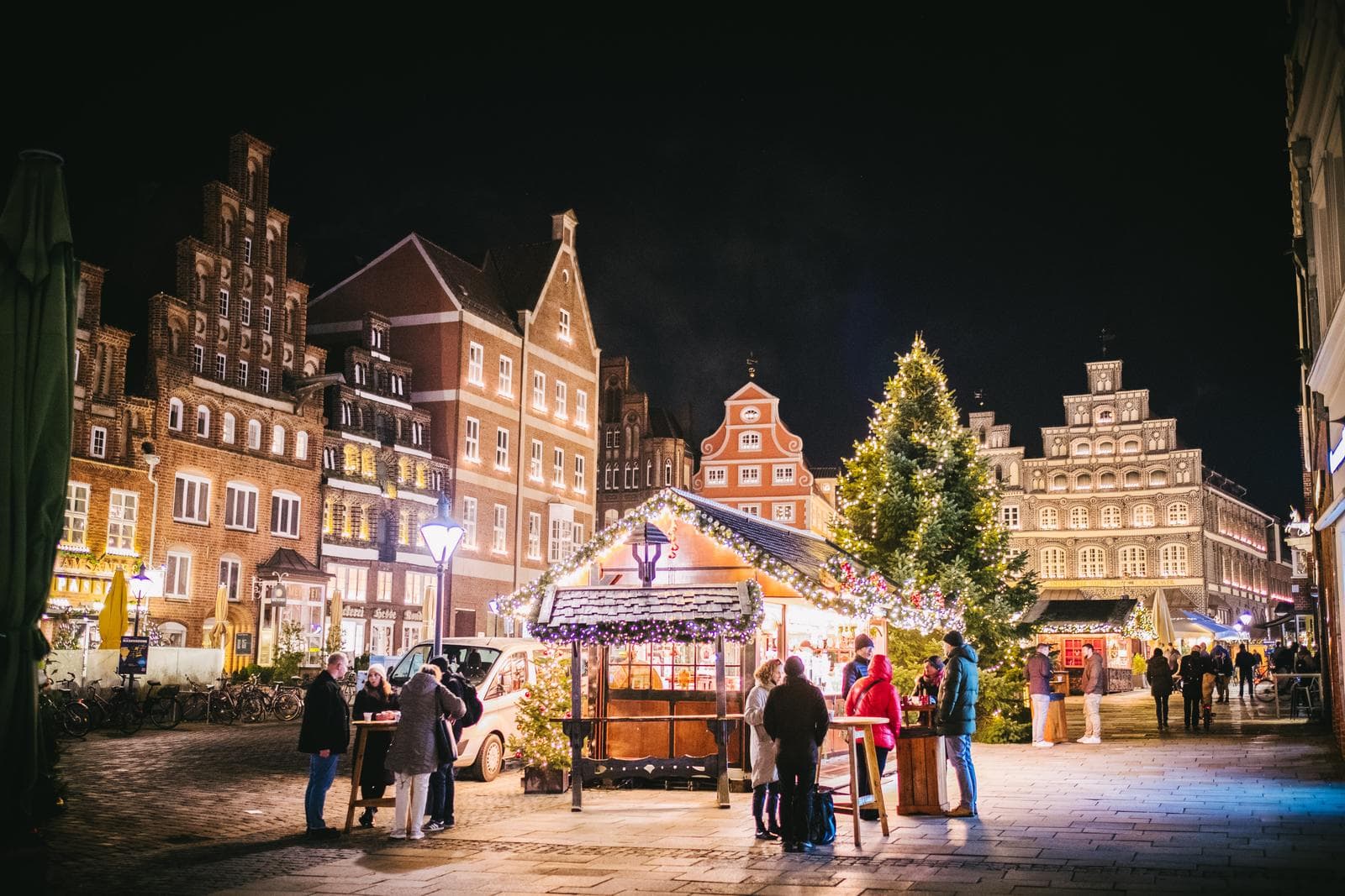 Weihnachtsmarkt in Lüneburg, Deutschland: Stände, Lichter, historische Fassaden.