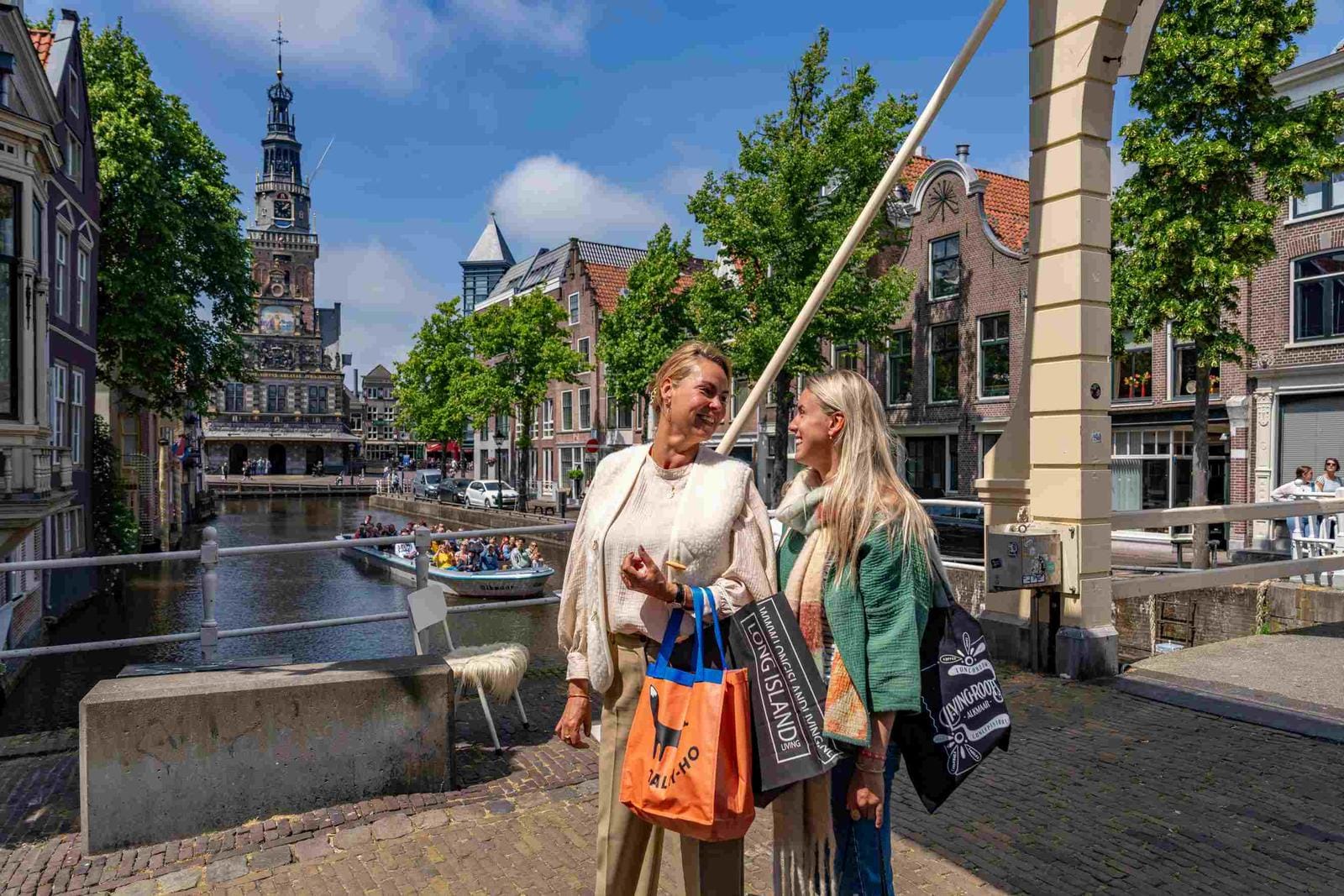 Stadtbild von Alkmaar, Niederlande, mit historischer Architektur und lebhaftem Kanal.