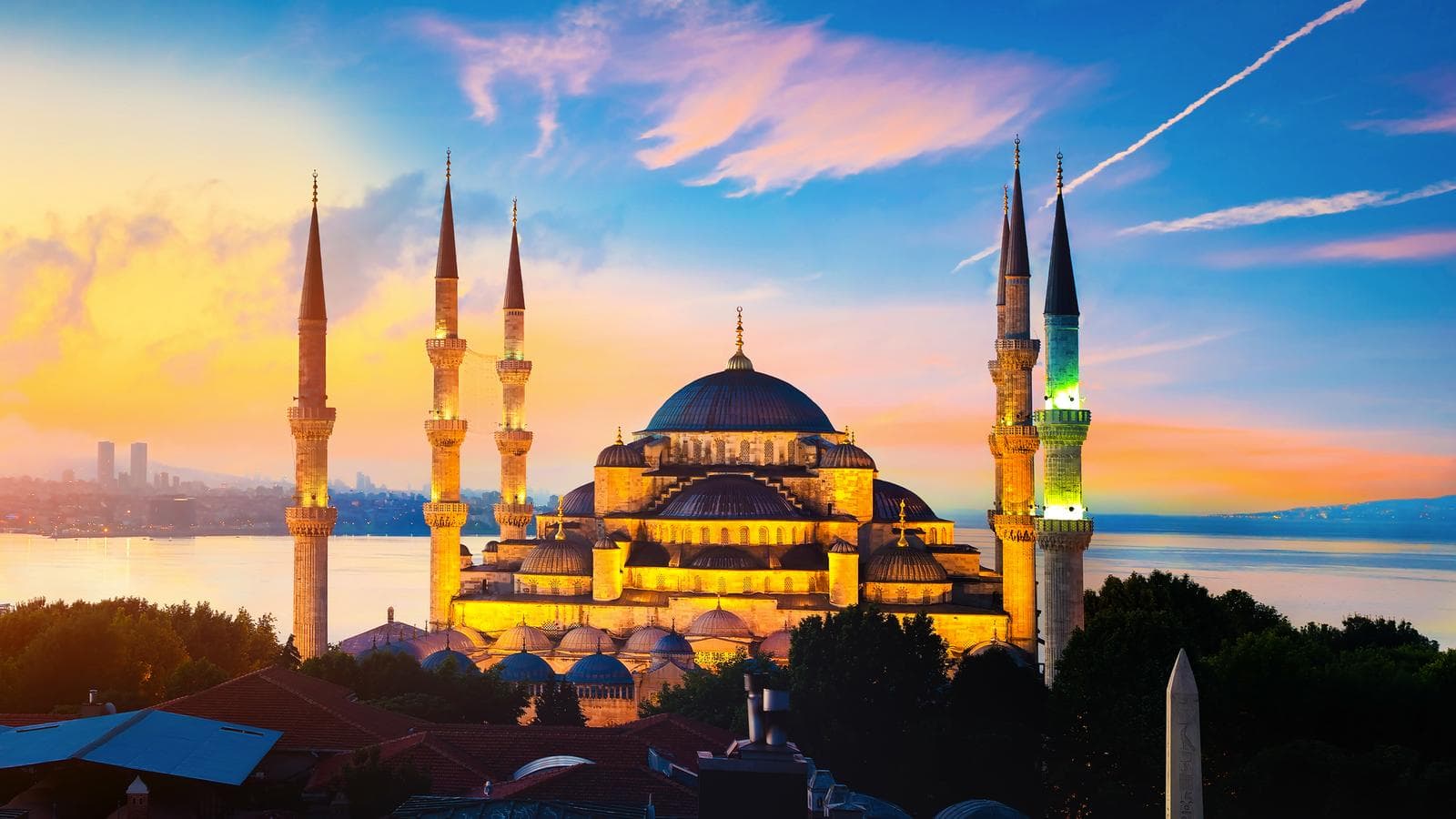 Blaue Moschee, Istanbul, Türkei, bei Sonnenuntergang, erleuchtet mit sechs Minaretten.