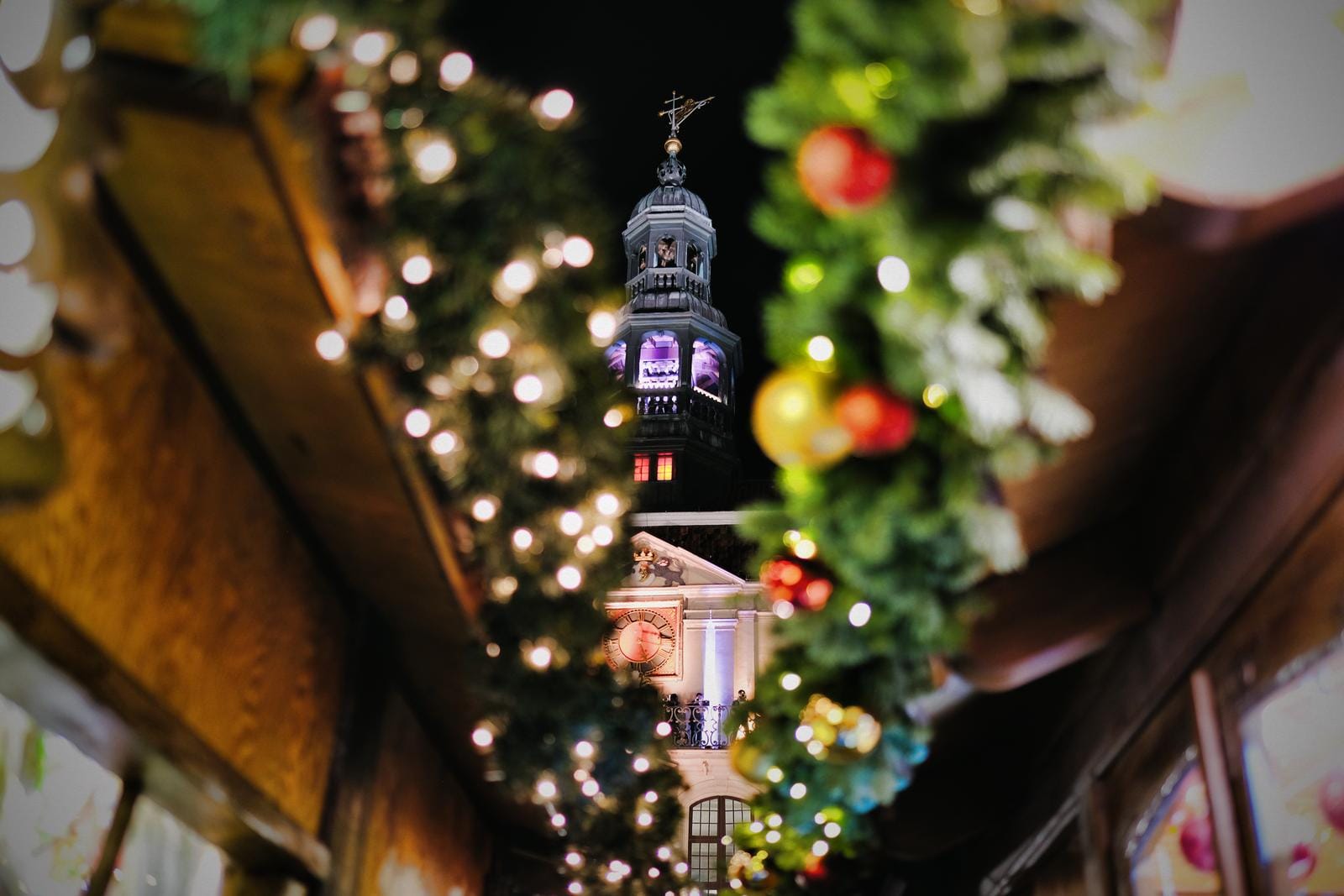 Festliche Dekoration mit Lichtern und Turm bei Nacht, festliche Stimmung.