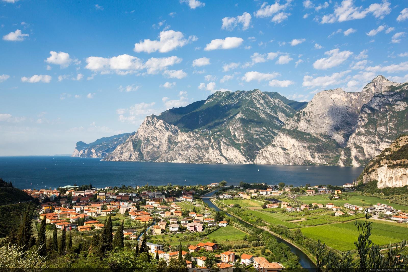 Malerische Aussicht auf den Gardasee in Italien, Berge und malerische Küstenstadt.