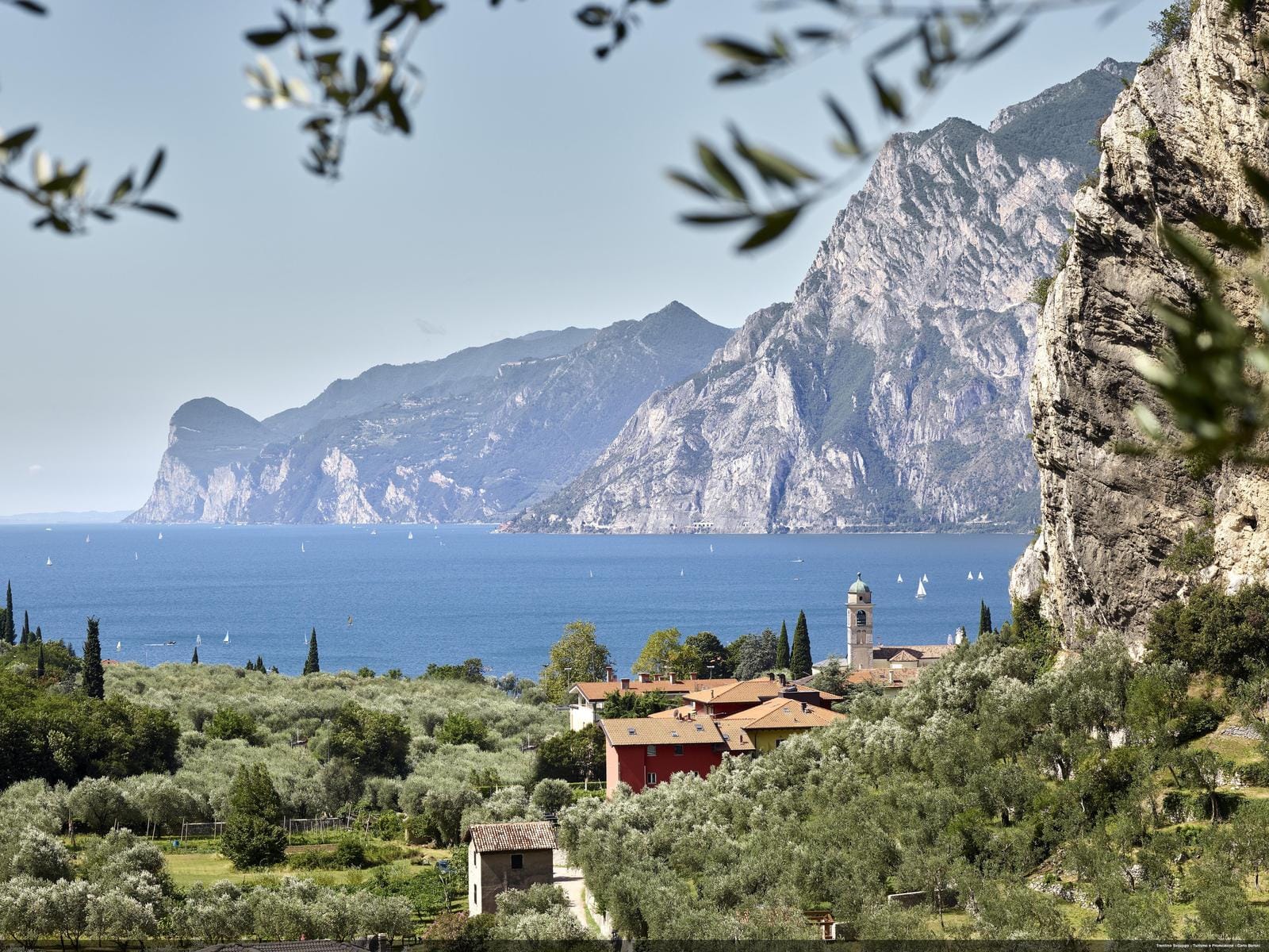Malerische Landschaft am Gardasee, Italien: Berge, blaues Wasser und idyllische Dörfer.