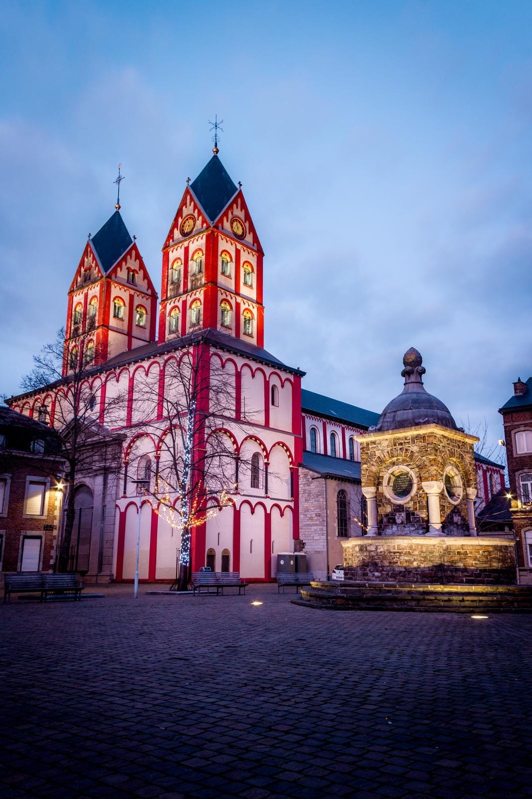 Zwillingstürme des Limburger Doms bei Abenddämmerung, Deutschland.