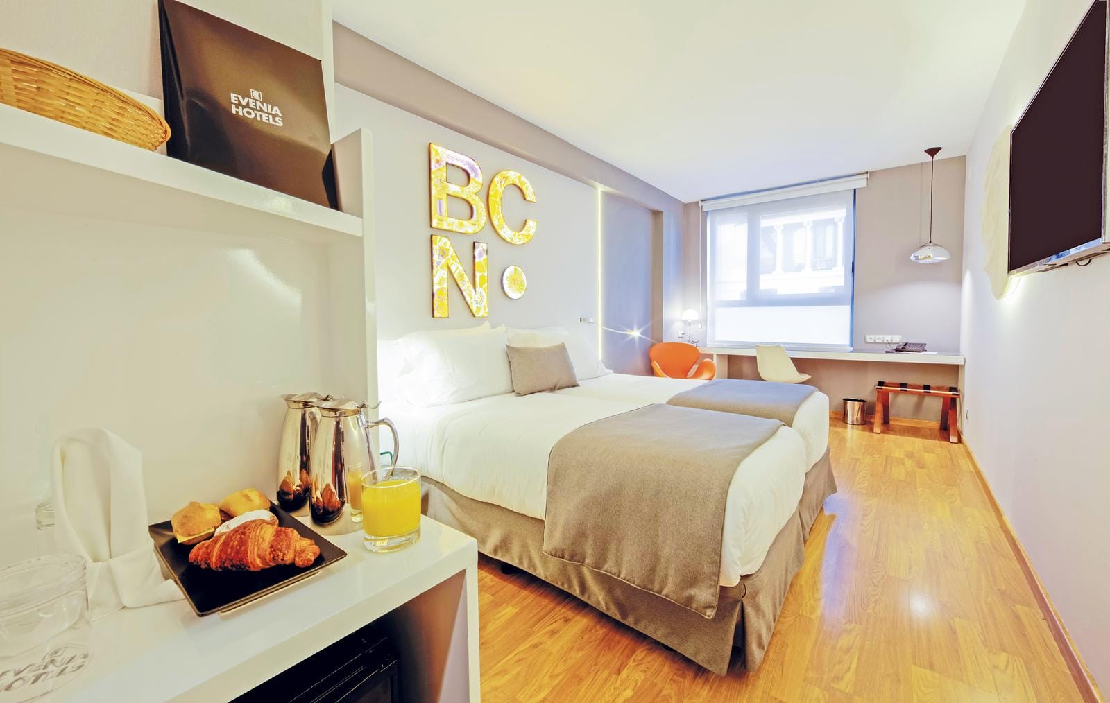 Modernes Hotelzimmer in Barcelona mit gemütlichem Bett und frischem Frühstück. Entspannung pur!